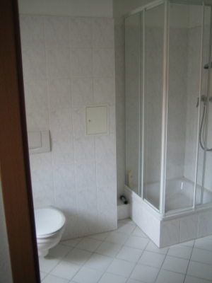 Duschkabine und WC